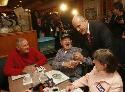 Giuliani charla con los parroquianos del restaurante Mapple Tree, en Oak Park (Illinois).