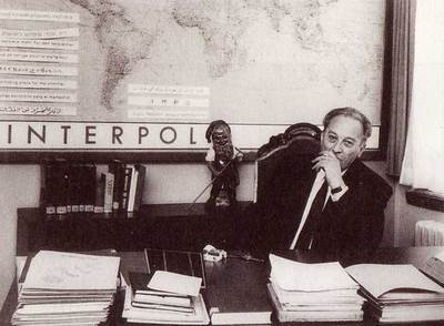 Paul Dickopf, jefe de la Policía Federal Criminal (BKA), en su despacho como presidente de la Interpol en los años cincuenta.