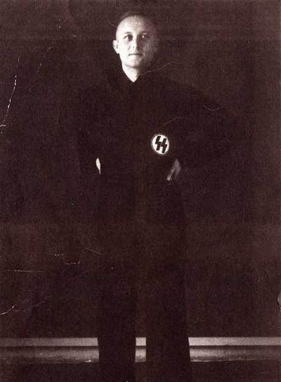 Dickopf, vestido de nazi.