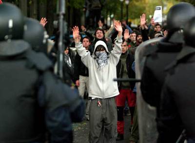 Una manifestación ilegal termina en una batalla campal entre antifascistas y policía