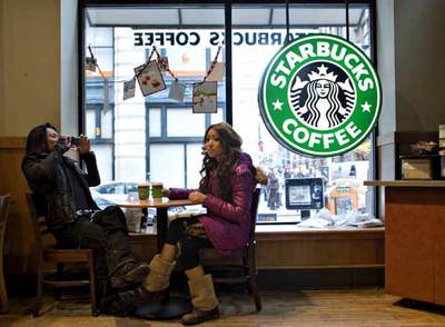 Starbucks reconoce que el estallido de la doble burbuja hipotecaria y en el mercado de la vivienda está afectando a sus clientes.