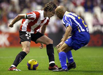 David López, a la izquierda, intenta zafarse de Manuel Pablo.