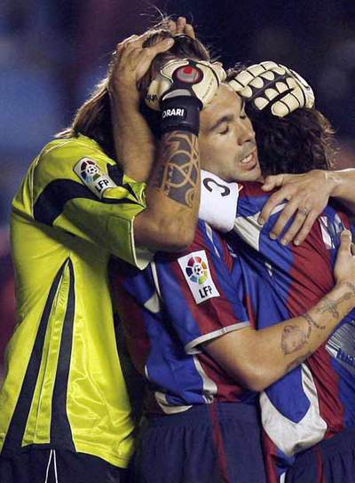 Los levantinistas se funden en un abrazo tras su victoria.