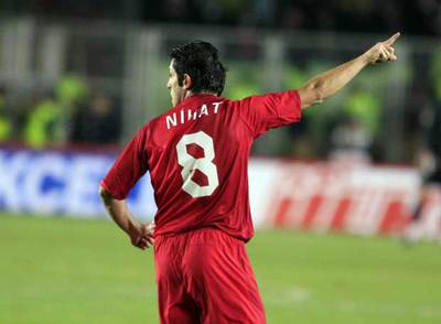 Nihat celebra un gol con Turquía.