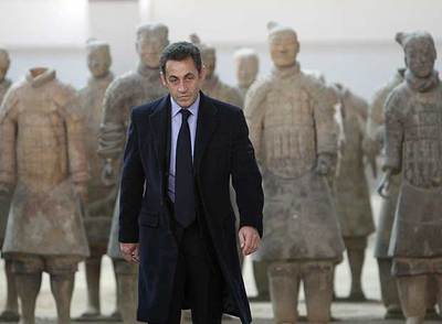 El presidente francés, Nicolas Sarkozy, en su visita a los guerreros de terracota de Xian.