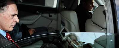 El embajador de Venezuela en España, Alfredo Toro, sale de la sede del Ministerio de Asuntos Exteriores tras entrevistarse ayer con Trinidad Jiménez.