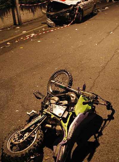 La moto, en la que iban los adolescentes, tras el accidente el domingo.