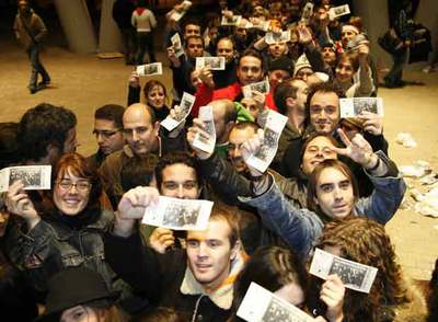Un grupo de jóvenes exhibía sus entradas mientras guardaba cola para entrar en el pabellón del BEC.