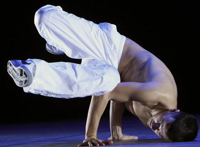 Bailarines callejeros españoles danzan con derviches egipcios