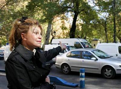 Carmen Cervera llama la atención sobre la intensidad del tráfico, ayer frente al museo en Madrid.