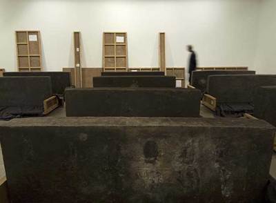 Instalación de 21 módulos antropométricos hechos con excrementos humanos recogidos en Nueva Delhi y Jaipur.