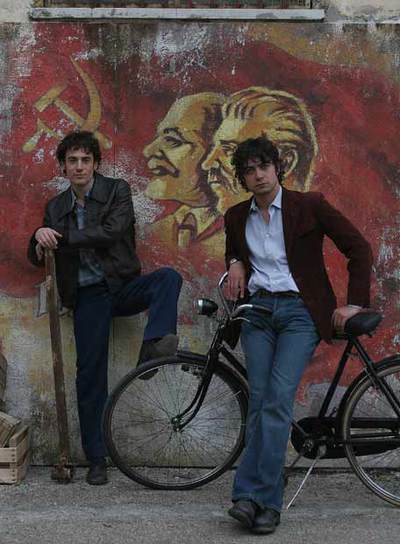 Elio Germano y Ricardo Scamarcio, durante el rodaje de  Mi hermano es hijo único. 