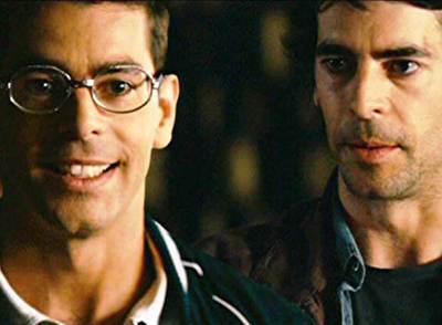 Eduardo Noriega interpreta a dos hermanos gemelos en  Canciones de amor en Lolita's Club. 