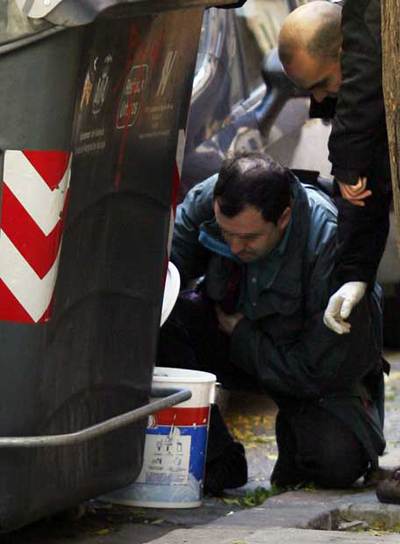 Agentes inspeccionaban ayer el lugar de la explosión, ante la sede de Esquerra Republicana.