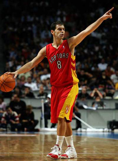 Calderón sube el balón en un partido de exhibición en Madrid.