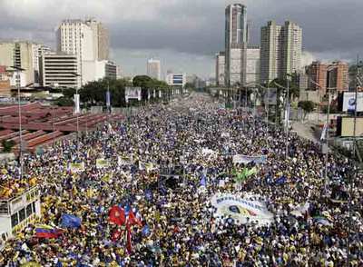 Manifestantes contra la reforma de la Constitución venezolana, ayer en el centro de Caracas.