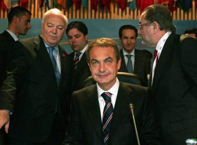 Rodríguez Zapatero y Miguel Ángel Moratinos (izquierda), antes del Consejo de la OSCE.