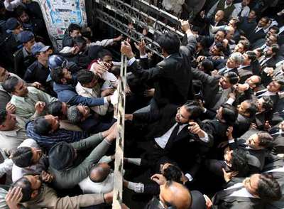 La policía paquistaní trata de contener una manifestación de abogados contra Musharraf en Lahore.