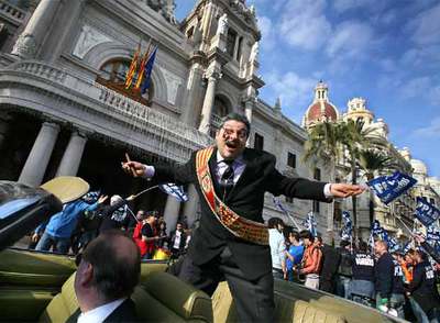 Policías y bomberos exigen mejoras