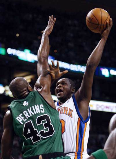 Randolph, de los Knicks, intenta encestar frente a Perkins.