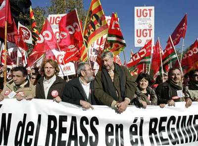 Manifestación de agricultores ayer en Madrid, con Méndez y Fidalgo (en el centro) a la cabeza.