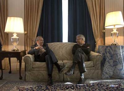 Alfonso Guerra y Felipe González conversan en el Palace el día 22.