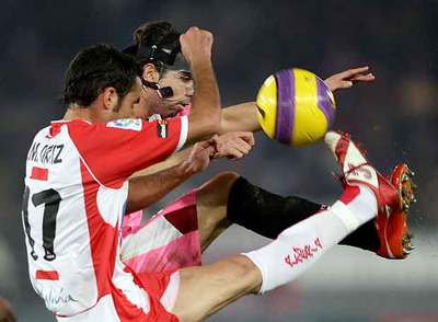 Ortiz lucha con Crespo por el balón.