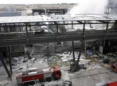 El 30 de diciembre de 2006. ETA atentó con una furgoneta bomba contra el aparcamiento de la T-4 de Barajas. Dos personas murieron.