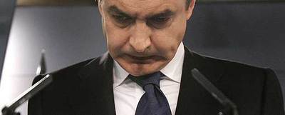 El presidente del Gobierno, José Luis Rodríguez Zapatero, durante la lectura de la declaración institucional en el palacio de la Moncloa.