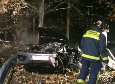 Dos hombres, calcinados tras estrellar su Ferrari