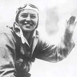 Elly Beinhorn, joven, en un avión.