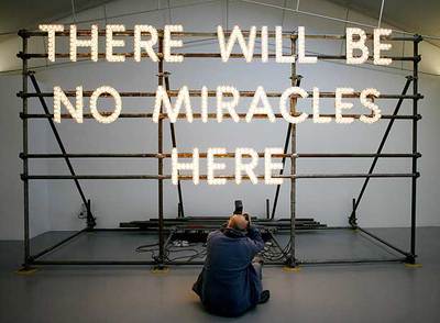 Imagen de  There will be no miracles here,  obra de Nathan Coley's candidata a los Turner.