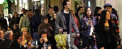 La gente inunda una de las calles comerciales del centro de Valencia ayer a media tarde.