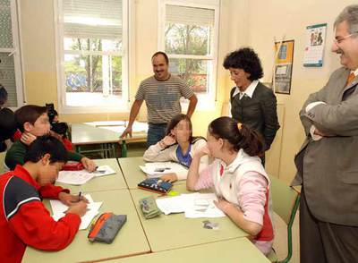 La ministra de Educación, Mercedes Cabrera, en un instituto de Guadalajara.