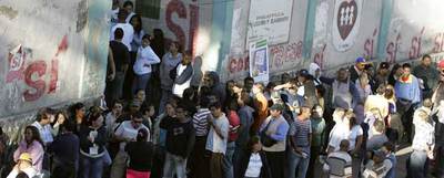 Grupos de personas hacen cola ayer en Caracas para votar la propuesta de reforma constitucional.