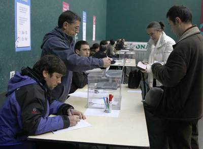 Dos personas votan en la consulta popular celebrada ayer en Elorrio.