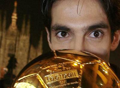 Kaká besa el trofeo concedido por la revista  France Football  al mejor jugador de 2007.