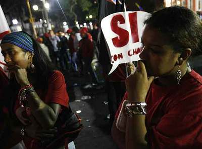Partidarios del 'sí', ante el palacio presidencial de Miraflores, tras el anuncio de los resultados de la consulta.
