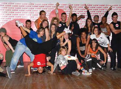 Participantes en las pruebas de selección del concurso de Cuatro  Fama ¡a bailar! , ayer en Madrid, durante un descanso del casting.