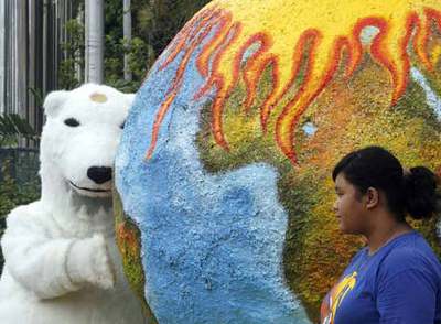 Militante de Greenpeace disfrazado de oso, ayer, en Bali.
