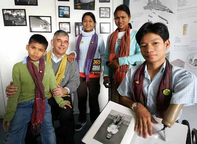 De izquierda a derecha, Mao Rattanak, Kike Figaredo, Khun Sokkheoun, Smak Mao y Mek Chaneng. rnrnu