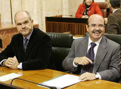 Chaves y Zarrías, durante el pleno celebrado ayer en el Parlamento.