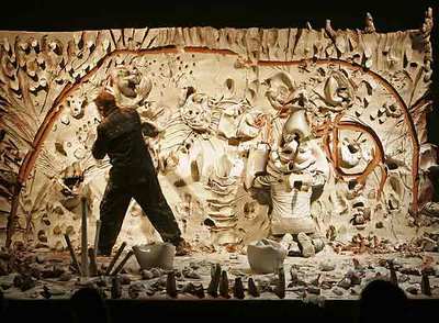 Miquel Barceló durante la  performance Paso doble,  que presentó ayer en el renovado Casón del Buen Retiro de Madrid.