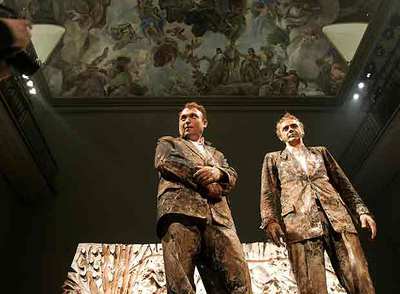 Barceló (izquierda), y el coreógrafo francés Josef Nadj, bajo los remozados frescos  de Luca Giordano.