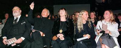 De izquierda a derecha, Gianfranco Ferré, Santo Versace, Mariuccia Madelli, Franca Sozzani, editora del  Vogue,  y Miuccia Prada, en una subasta celebrada en 1997 en Milán.