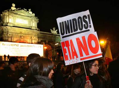 Una joven porta una pancarta durante la concentración.