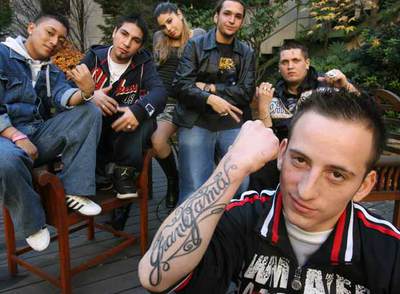 Varios de los jóvenes que presentaron ayer el disco de  hip-hop. 