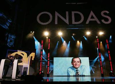 Carles Francino y Gemma Nierga se vuelven para rendir homenaje al fallecido Carlos Llamas.