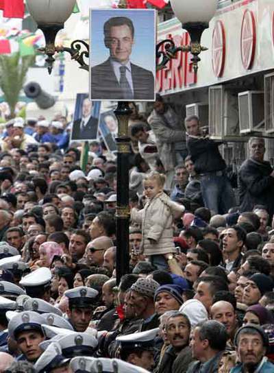 Los argelinos saludan a Sarkozy
