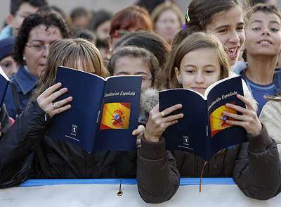 300 escolares leen la Constitución ante Manuel Fraga
